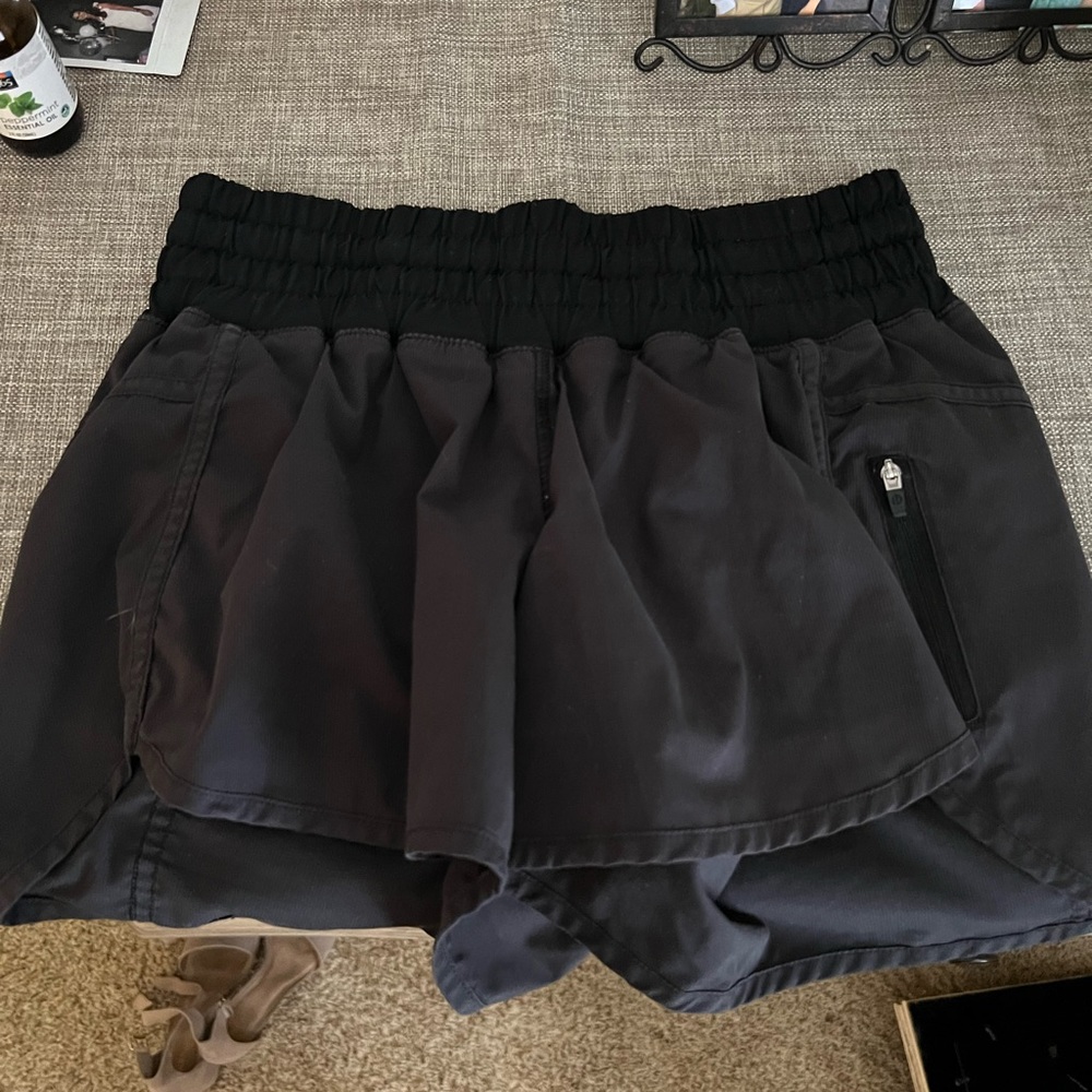 Lululemon tracker shorts size 8 4”